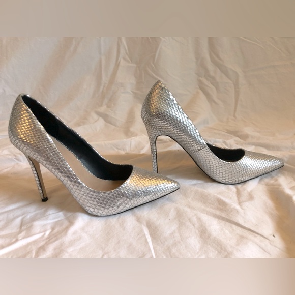 MIX No. 6 Silver “Fish Scale”  Pumps (7.5M) - Picture 4 of 15